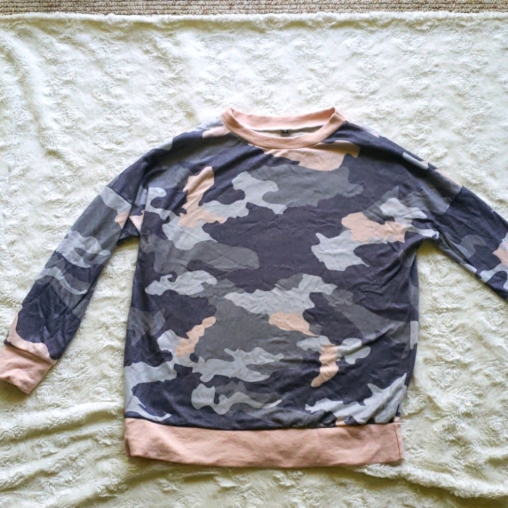 Camo thin sweater with pink edges